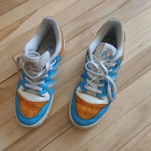 The Adidas x The Simpsons (Itchy) X Rivalry Men's US 9 sneaker is a limited edit